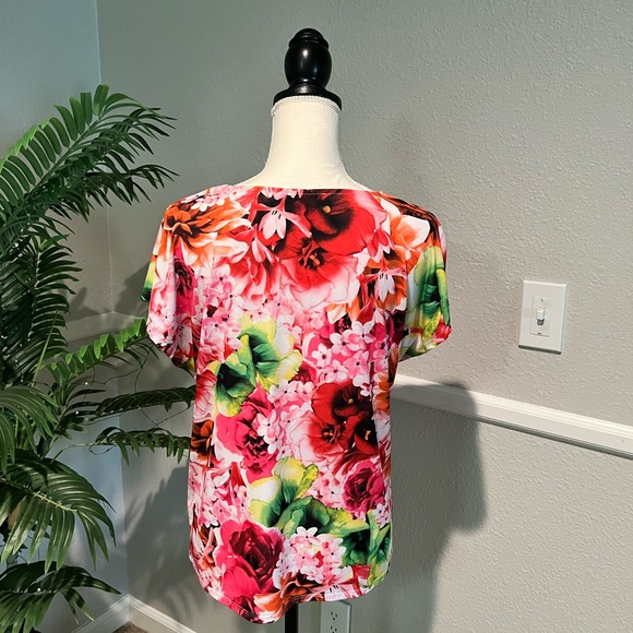 Le Tote CeCe Floral Dolman Cap Sleeve Blouse - Picture 4 of 4